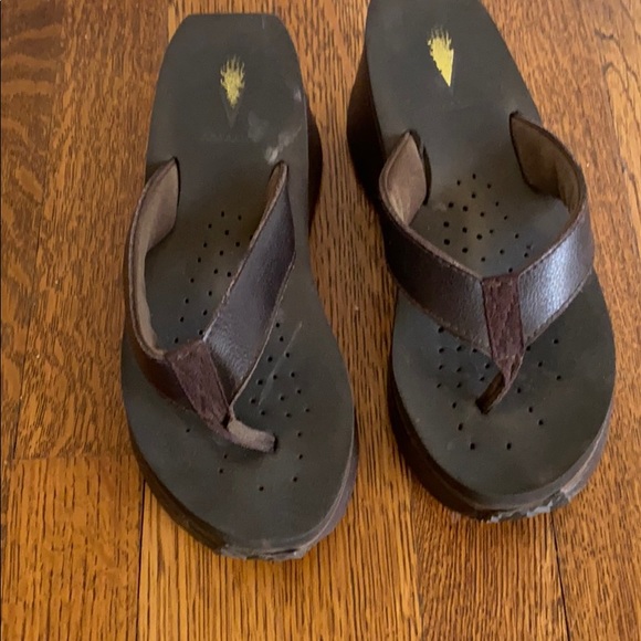 Volatile brown leather flip flops